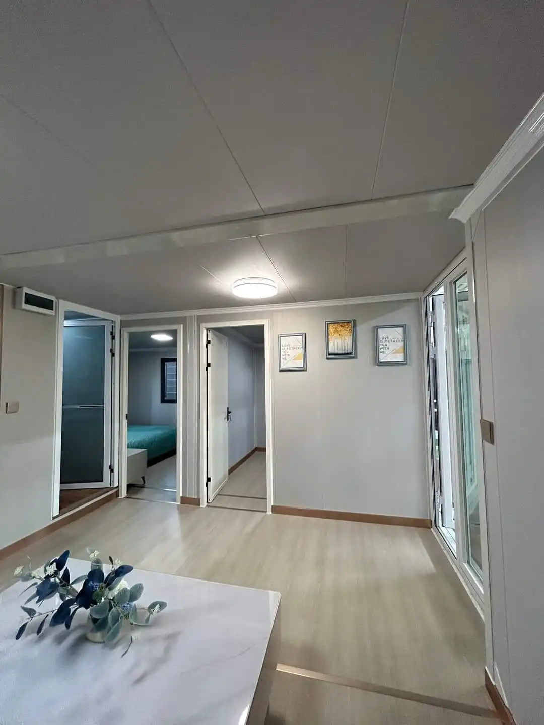 Luxury Expandable 40ft Container House 2 Bedroom 1 Bathroom Prefabricated Modular Office Home Steel Sandwich Panel 20ft 40ft