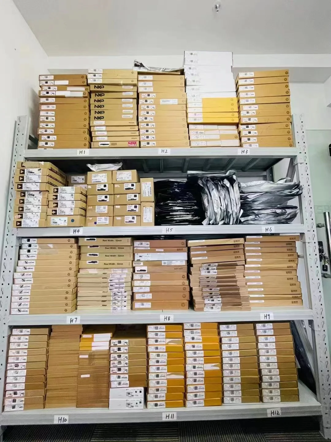 NCV59800 IC REG LINEAR POS ADJ 1A 8DFN new and original Electronics Components integrated circuits NCV59800BMNADJTBG