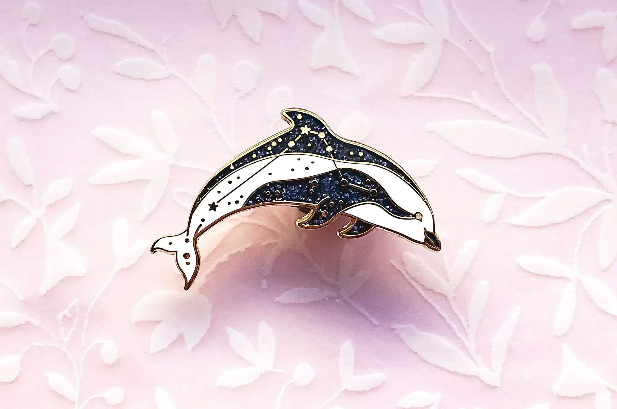 Hot-selling glitter animal shape design enamel lapel pins accessories 1.5 inches Cute Dolphin Glitter Custom Enamel Lapel Pin