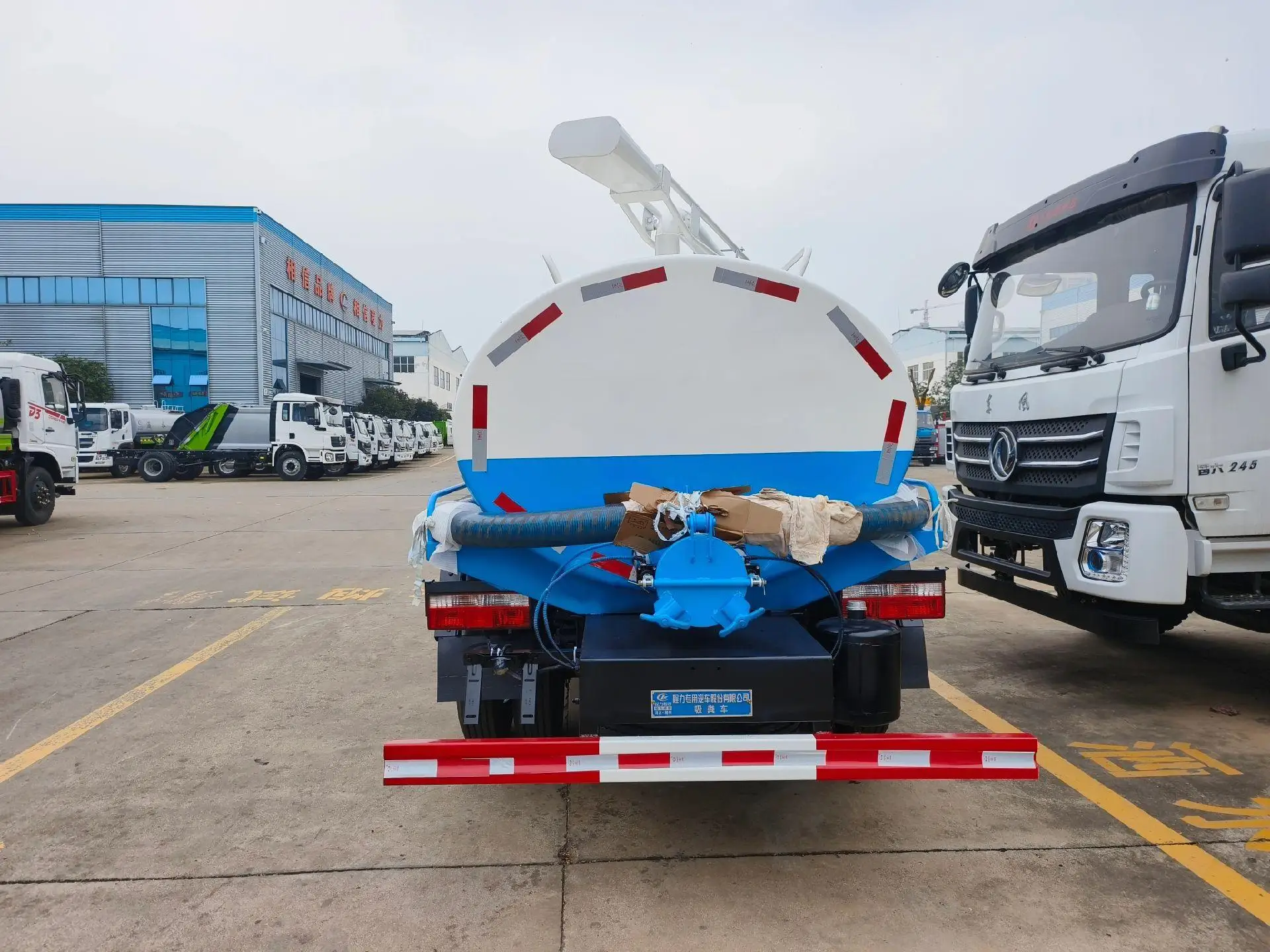 New Dongfeng 5-6 Tons Diesel Manual Sepptic Tank Pump Truck Manure Transport and Feces Pumping Truck Selling Truck