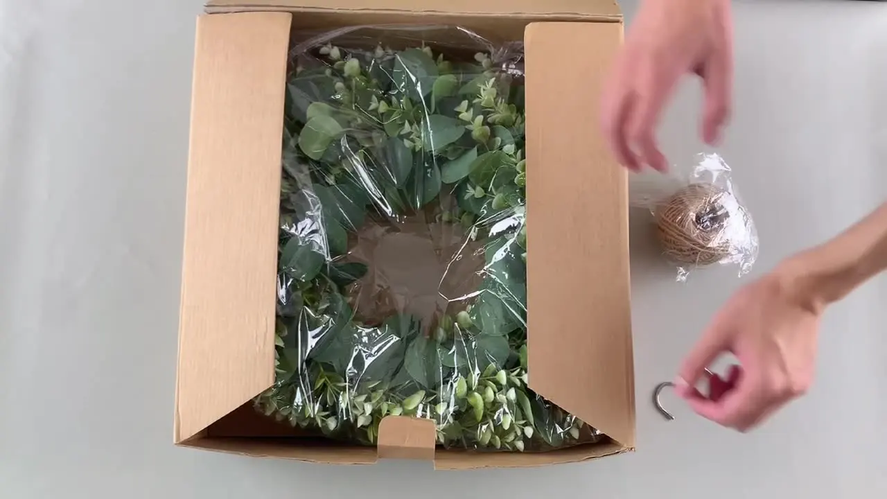 
2021 Amazon Hot Selling Artificial Wreath Eucalyptus Leaf L M S Size Green Leaf Wreath Door Wall Ornaments Artificial Wreath 