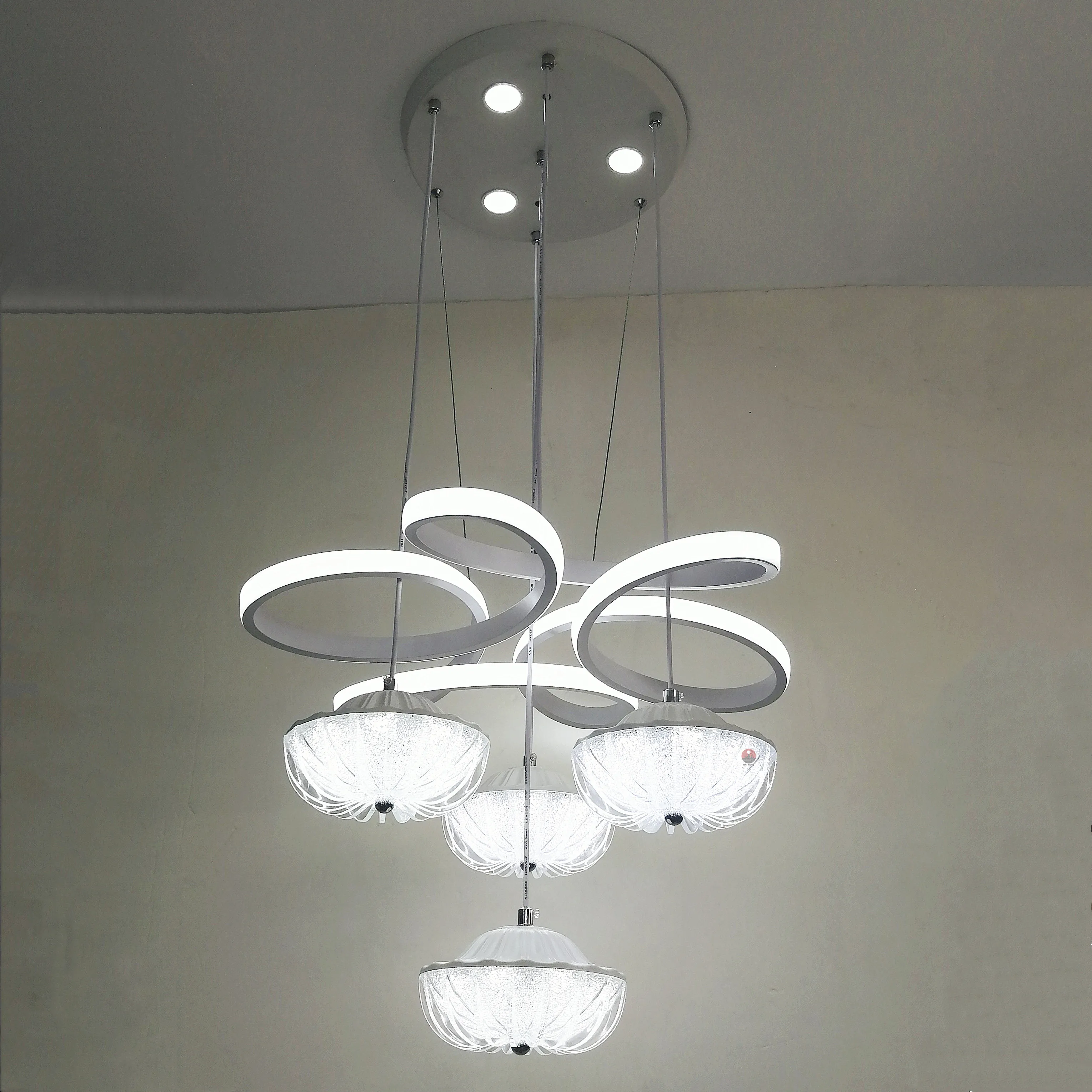 Оптовая продажа с фабрики прямая цветная Подвесная лампа из алюминия и акрила RGB