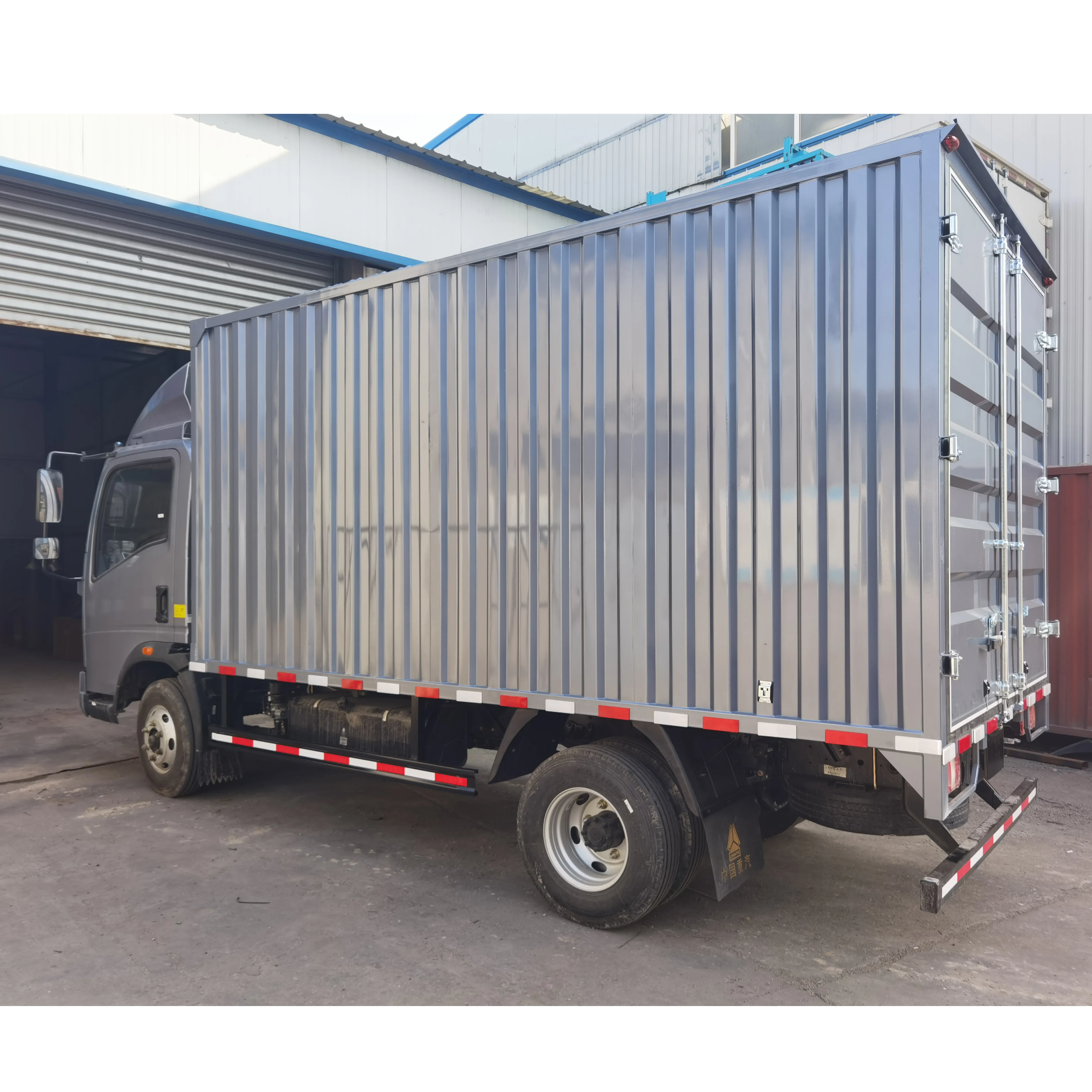 Factory Price Totally enclosed 4X2 Container Truck Small Mini Used Van Cargo Truck for sale