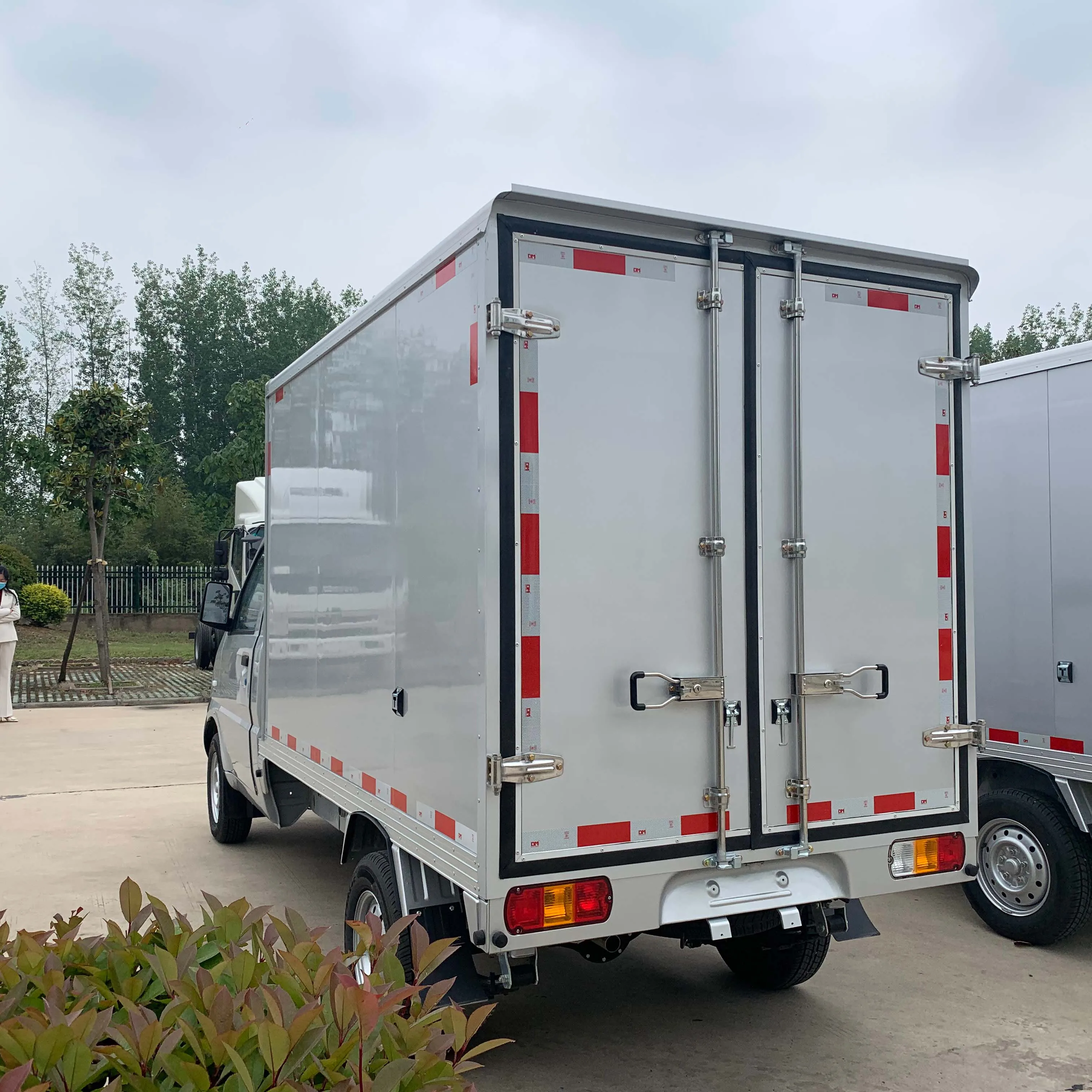 The new 4x4 drive wheel light goods vehicle is transported at a competitive price of 110km/h in China