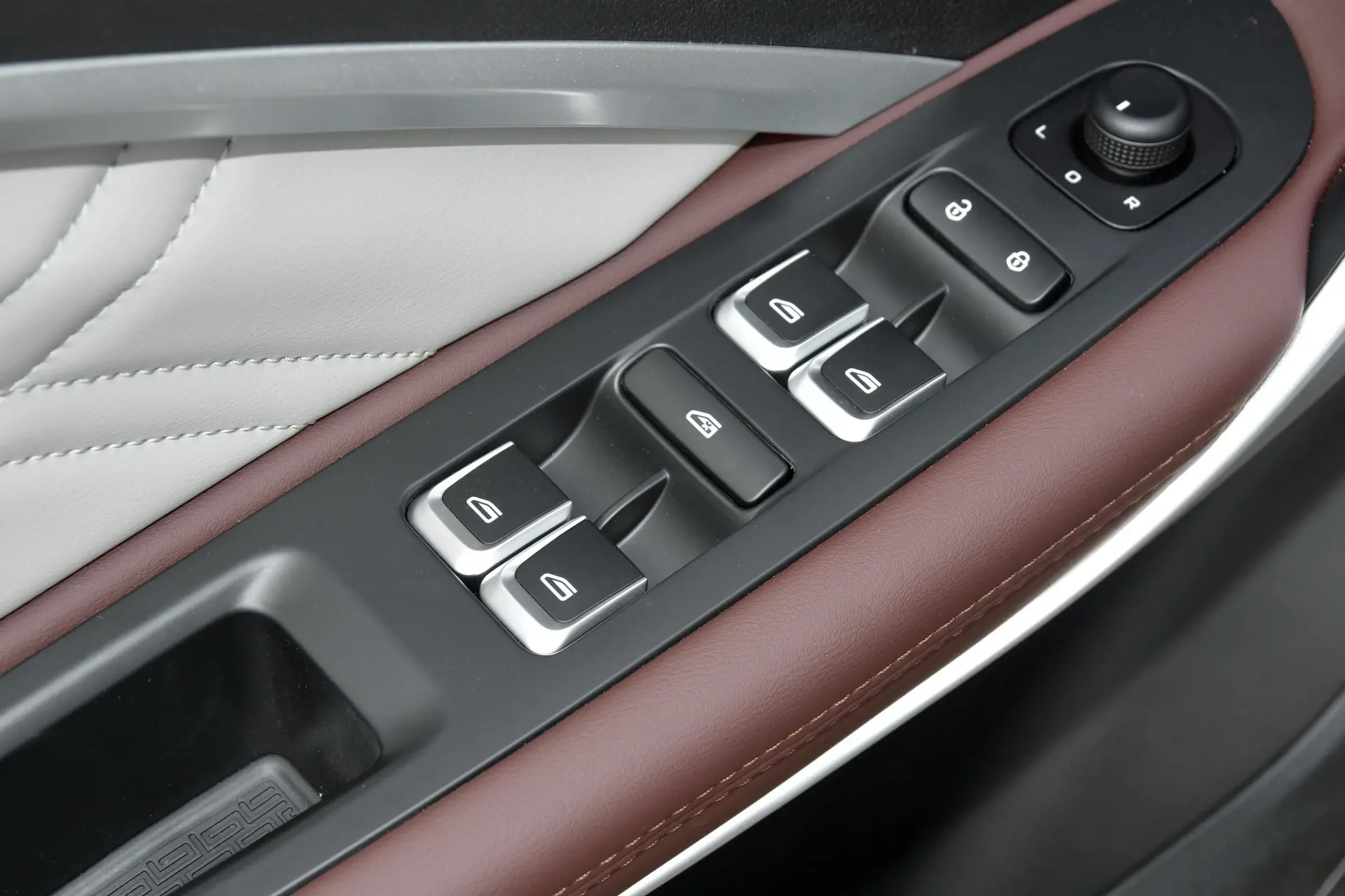 Direct factory price hybrid vehicle Geely Jiaji PHEV Left steering high speed petrol auto 6-seater electric MPV new cars