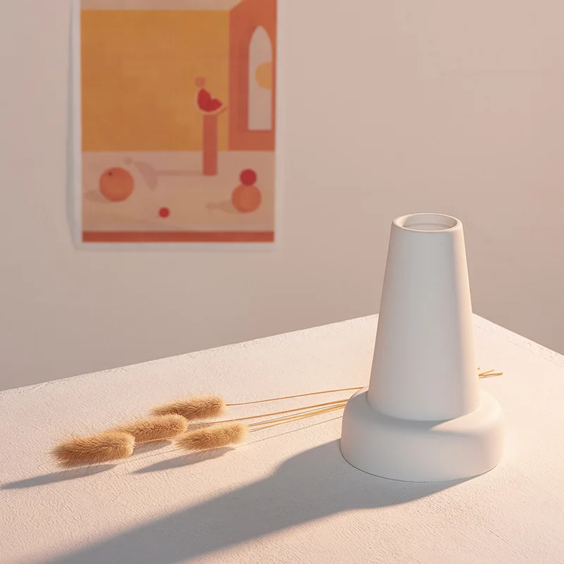 Creative White Art Ceramic Dry Flower Vase Nordic Decoration Office Table Ceramic Crafts