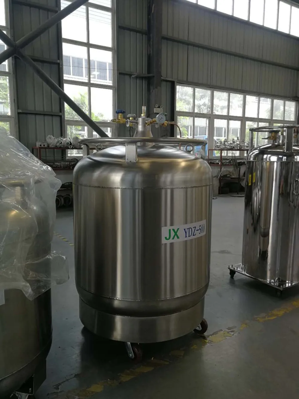 Цилиндр с жидким азотом под давлением из нержавеющей