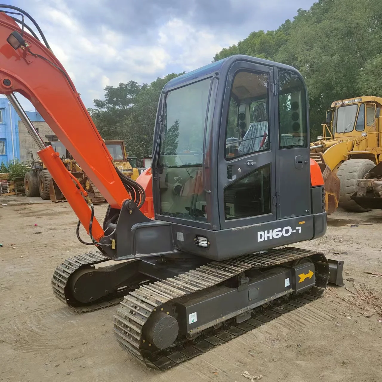 Used excavator Doosan DH60-7 6 ton small crawler hydraulic excavator good condition earth-moving machinery for sale in China