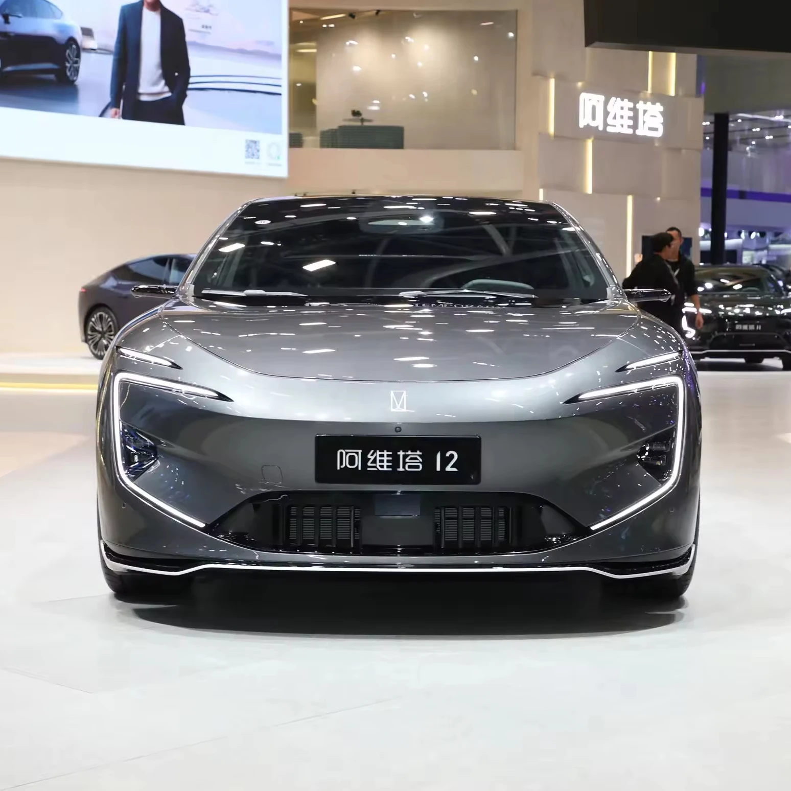 Новый электрический автомобиль с 5 сиденьями