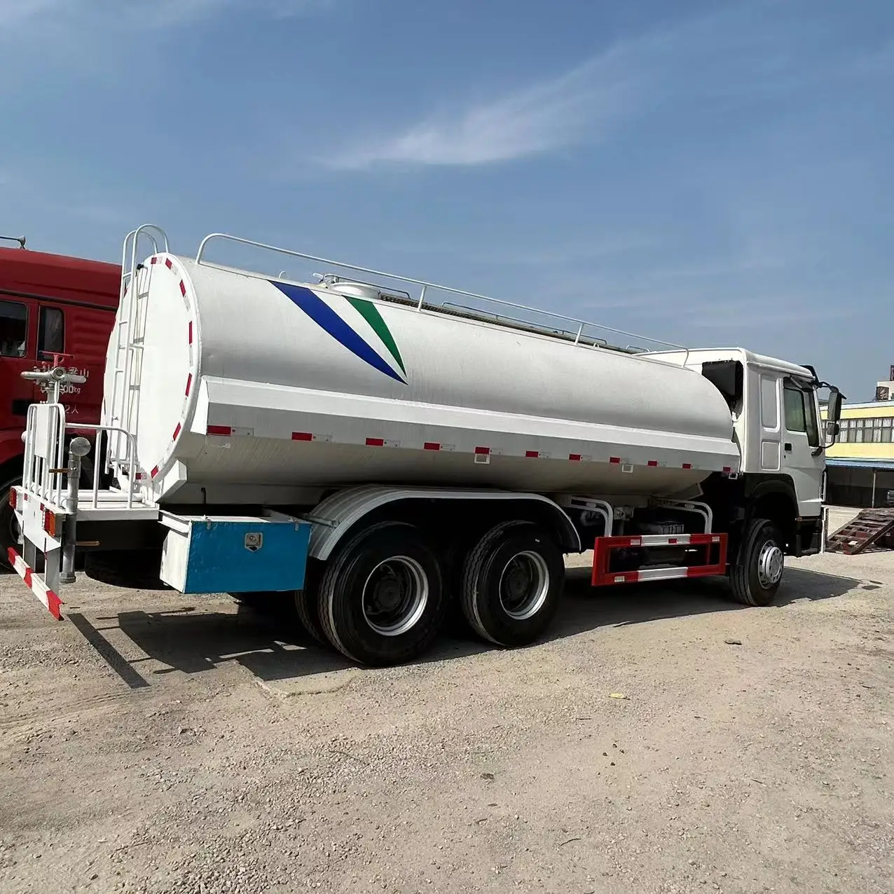2023 Sinotruk Howo высокое качество 10000л разбрызгиватель автоцистерны 6 м3 новый 4x2 резервуар