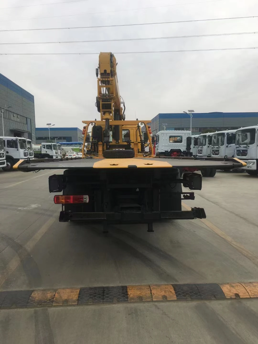 Left Hand Drive FAW 4X2 Flatbed Tow Truck with Crane 8 Ton Folding Boom Crane Wrecker Tow Truck for Sale