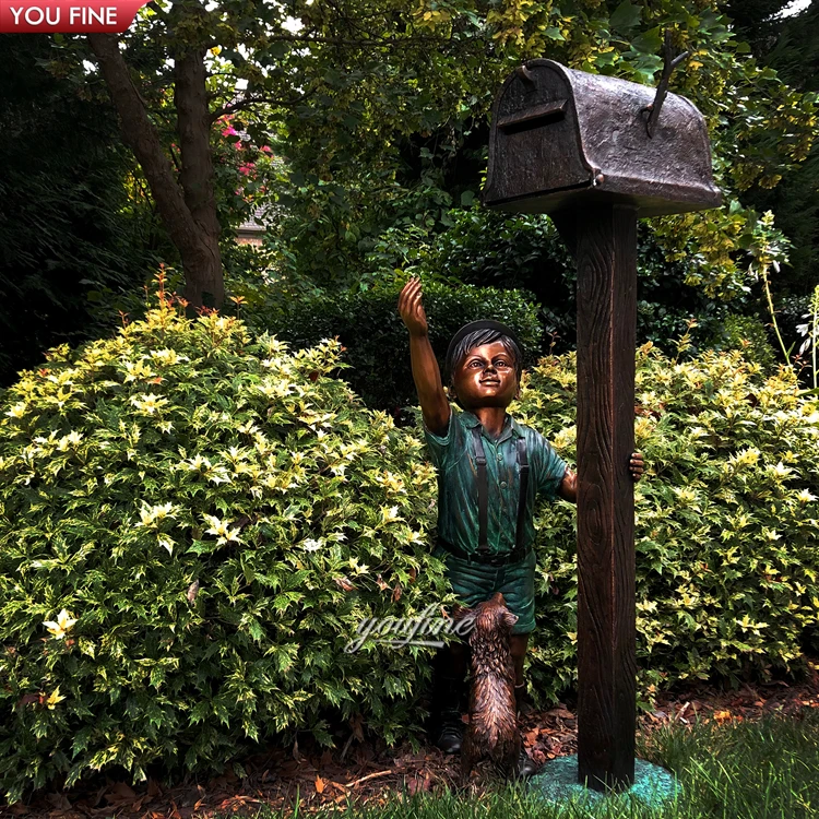 Открытый сад в европейском стиле Литая Бронзовая статуя мальчика почтовый