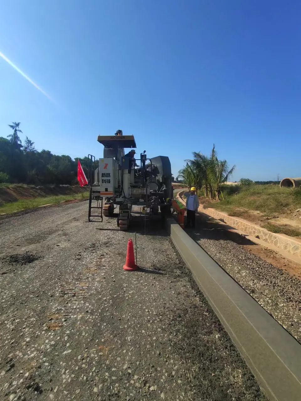 Farmland drainage ditch curb stone sliding film machine NC1800 automatic leveling one-time forming paver