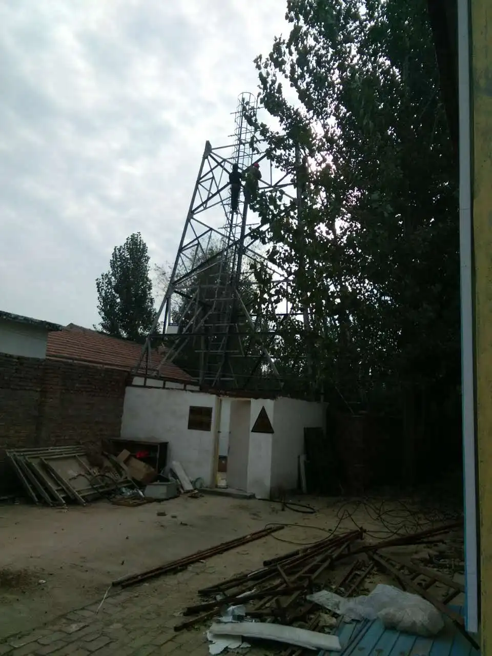 ASTM/BS designed 4 legs/feet angle steel truss 40/50m 5G telecommunication, telecom tower with 3 platforms