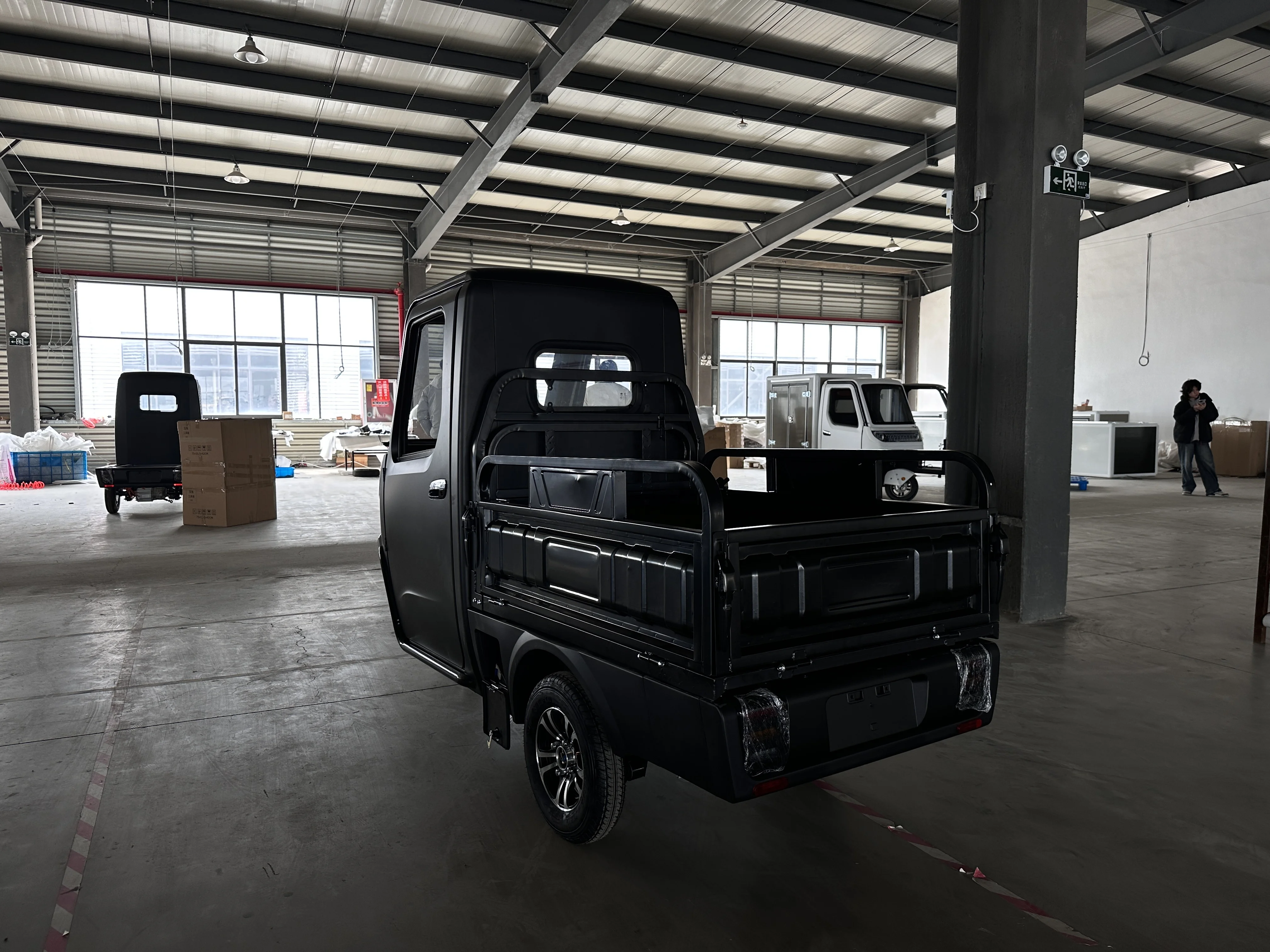2024 cabin tricycle  enclosed tricycle for cargo with 2 doors