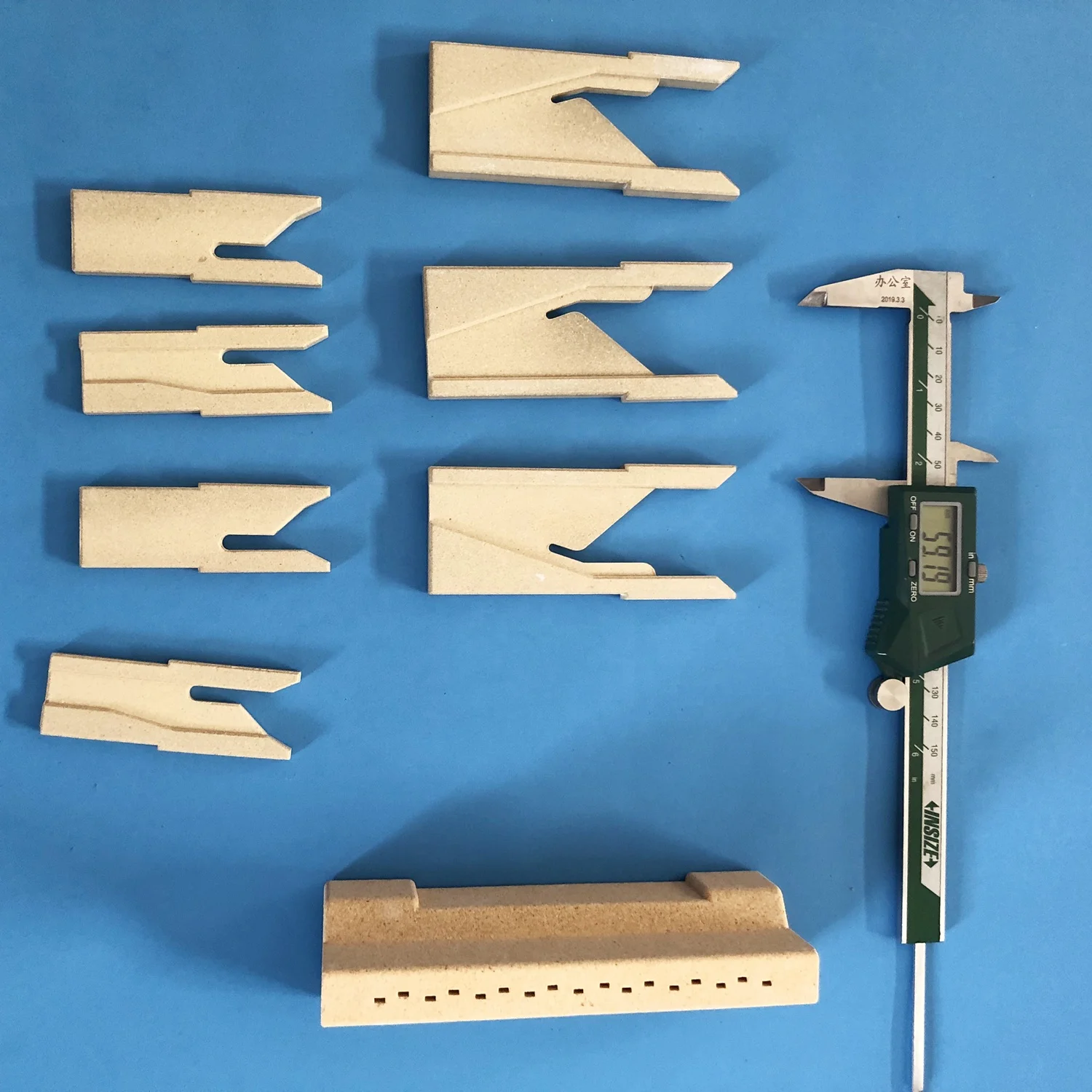 Керамические детали из кордиерита C410 для дугового желоба