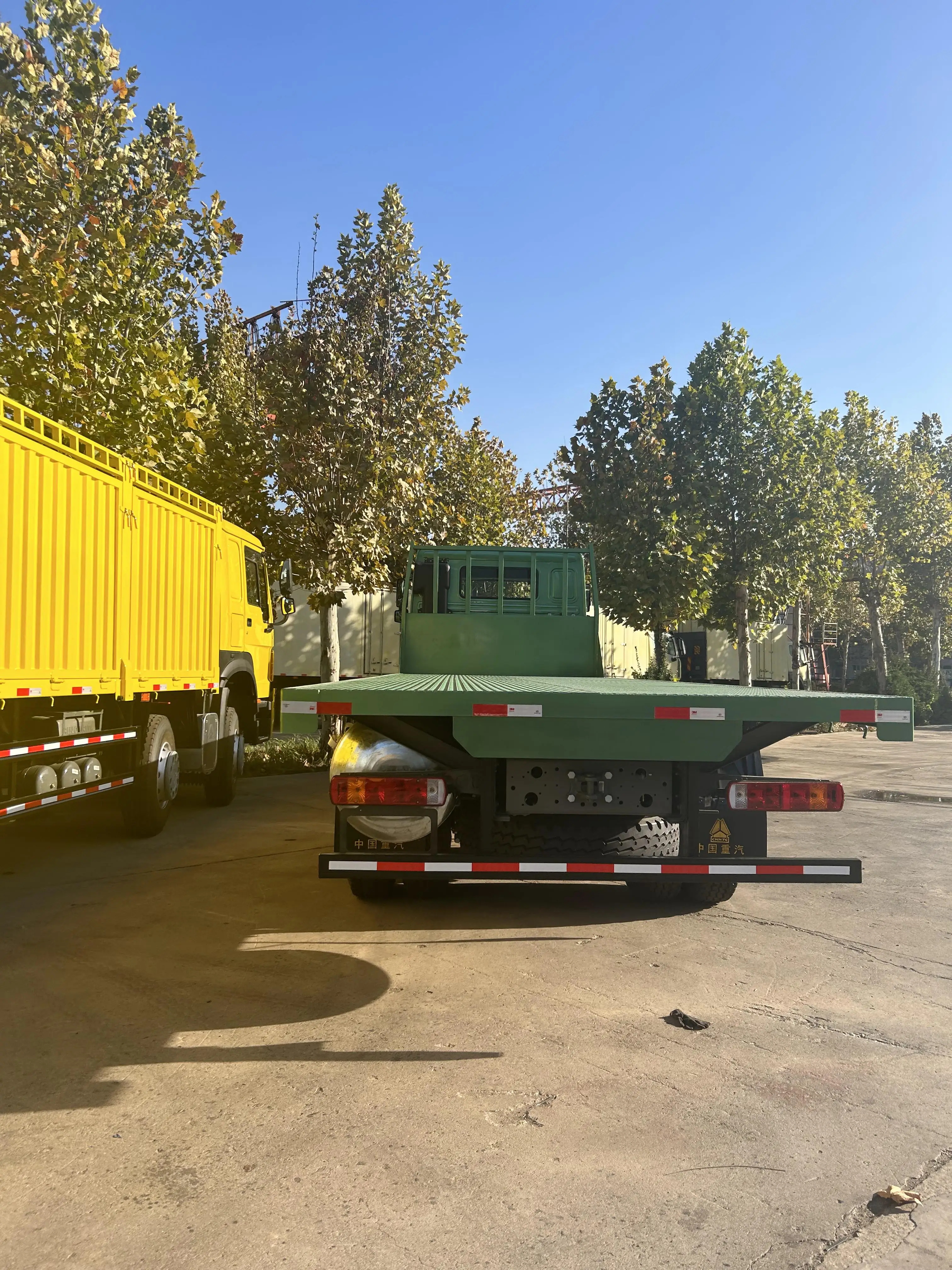 100% Brand New Flatbed Cargo Trucks Container Transport Vehicle