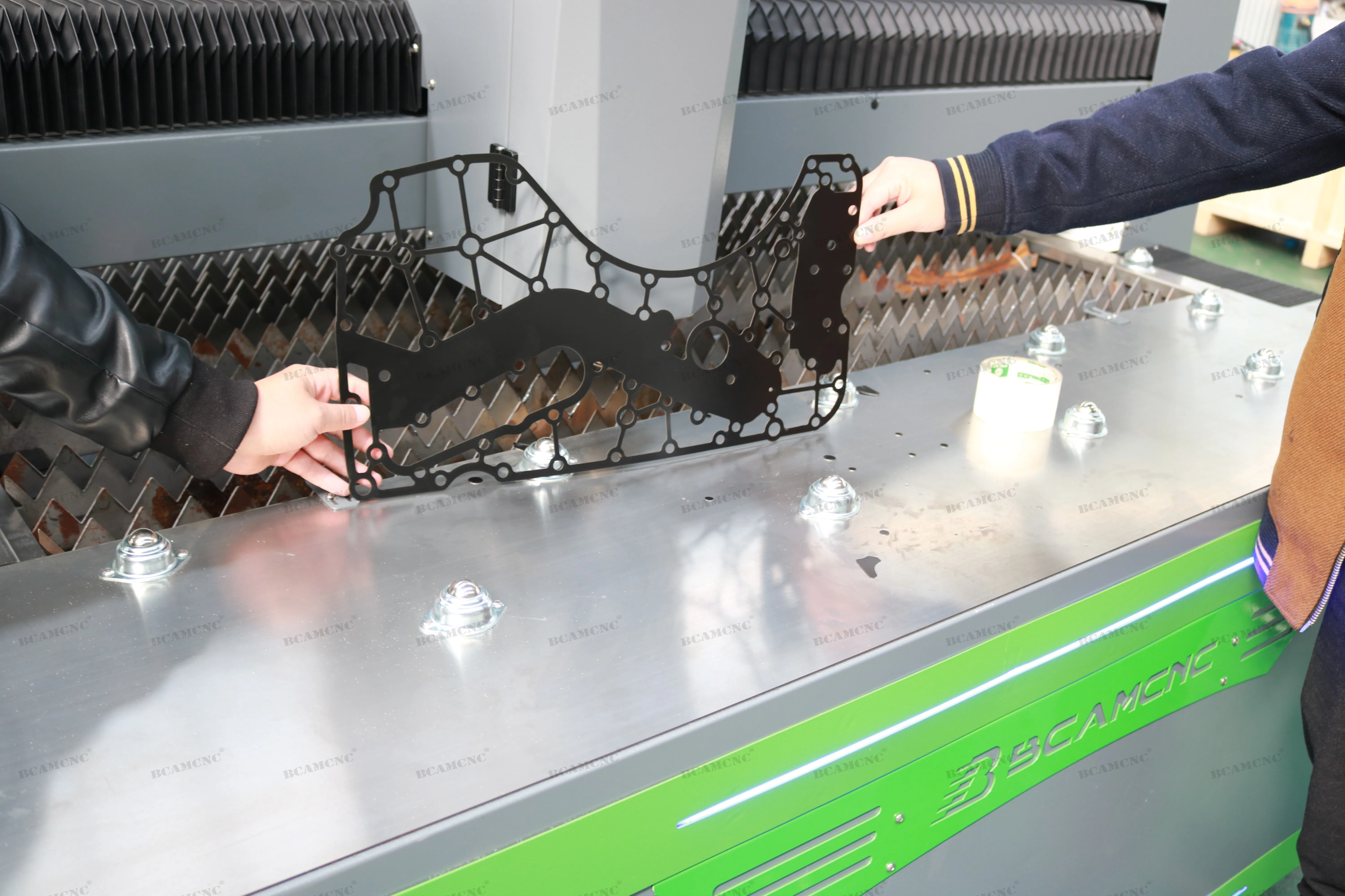  Carbon steel copper metal cnc fiber laser cutting machine with good