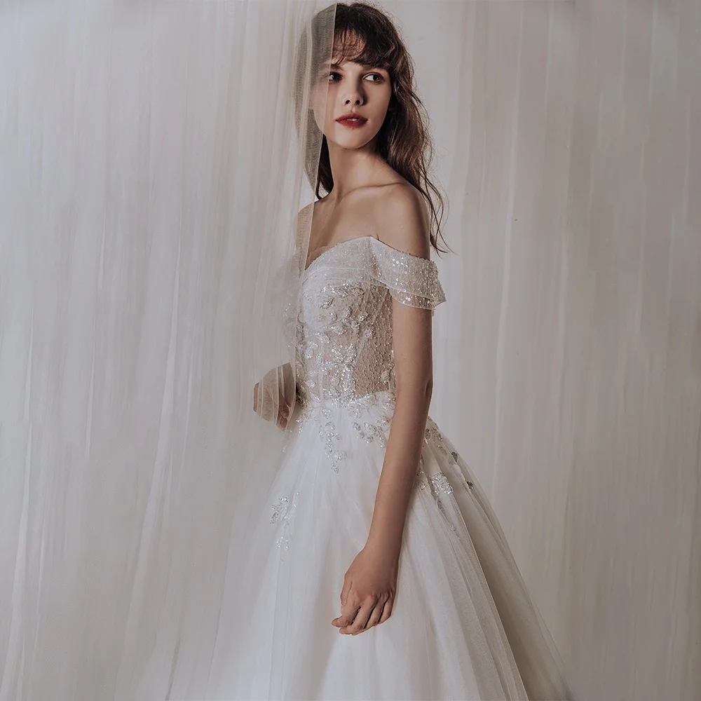 Оригинальное кружевное классическое свадебное платье с блестками и плечами