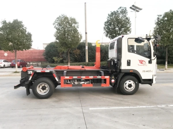SINOTRUK 4*2  7cbm   garbage truck road on road off bin hook lifter garbage truck