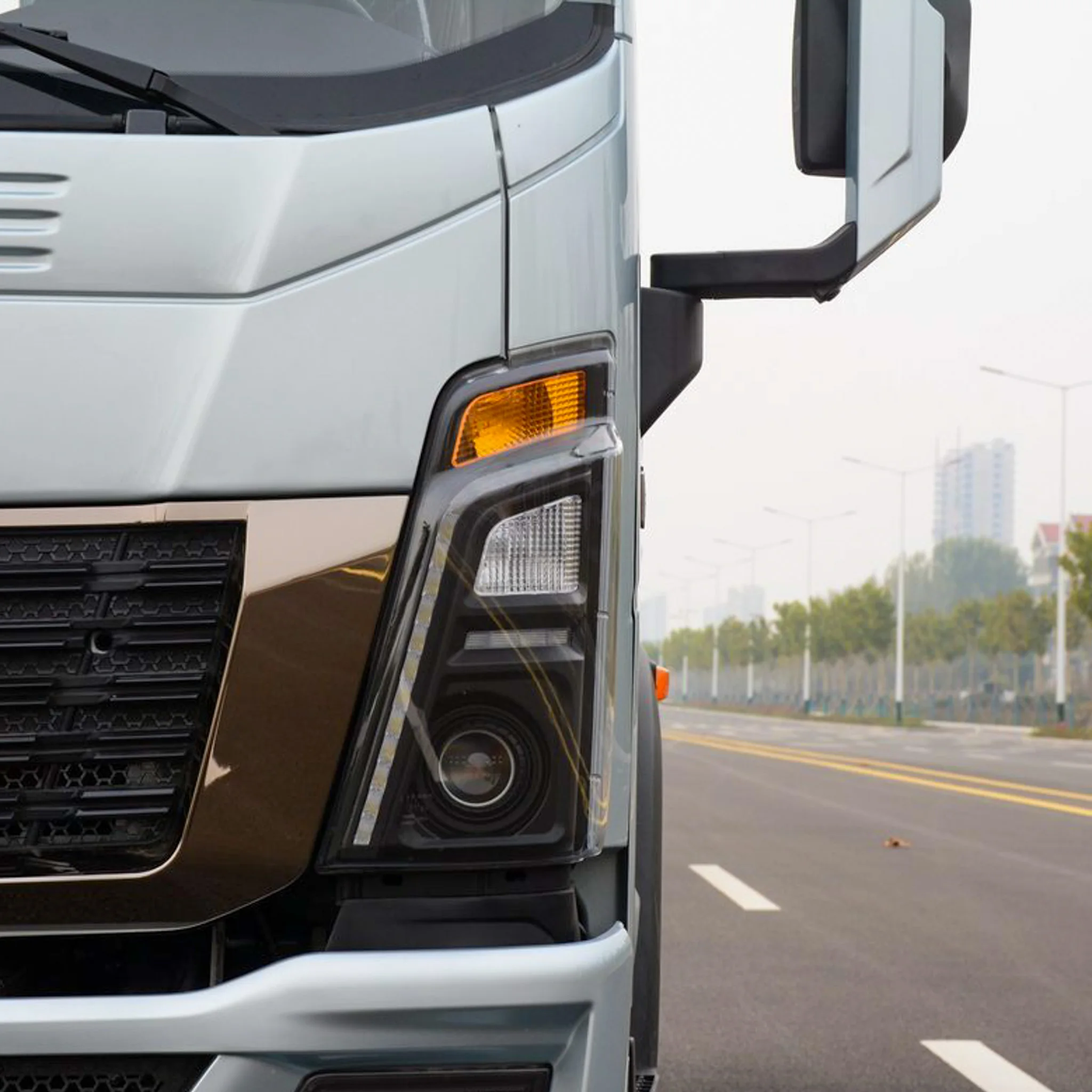 Sinotruk howo tongshuai 160 horsepower 3.85-meter automatic gear half-rail light truck is sold cheaply
