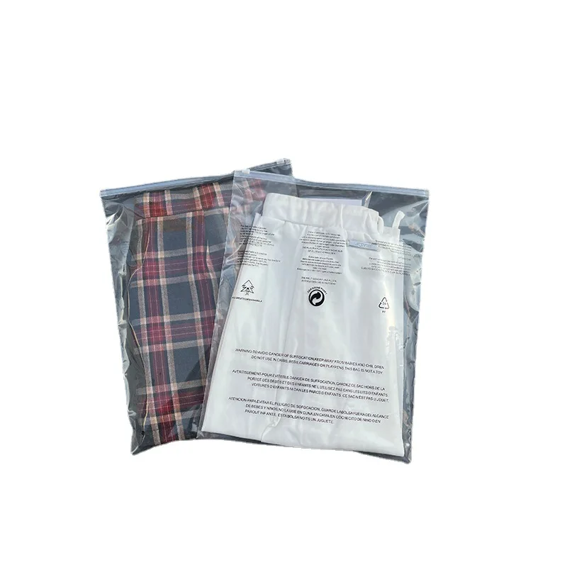 Пластиковая сумка на молнии для одежды