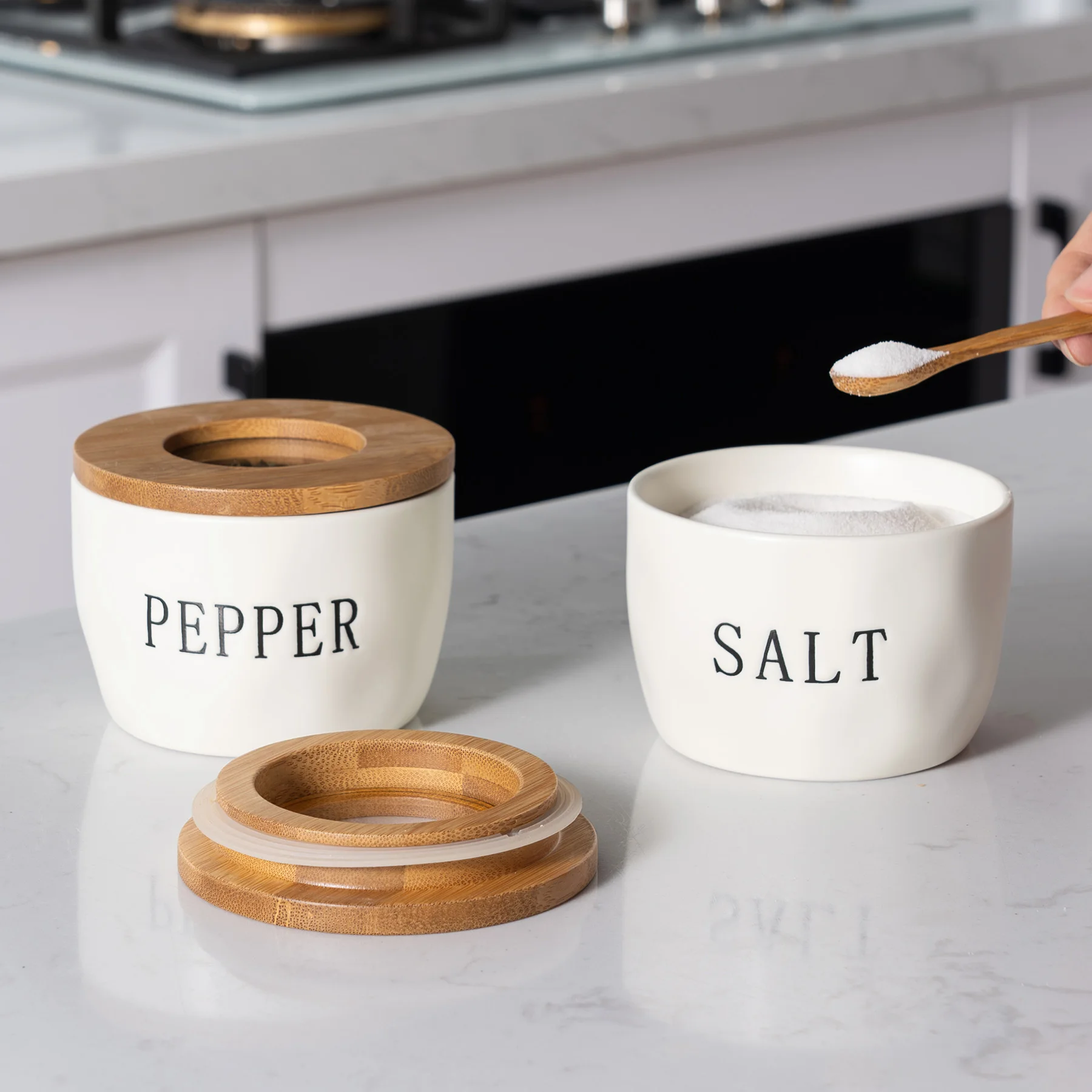 Wholesale custom kitchen seasoning box pepper salt bowl airtight ceramic jar spices containers with lid spoon