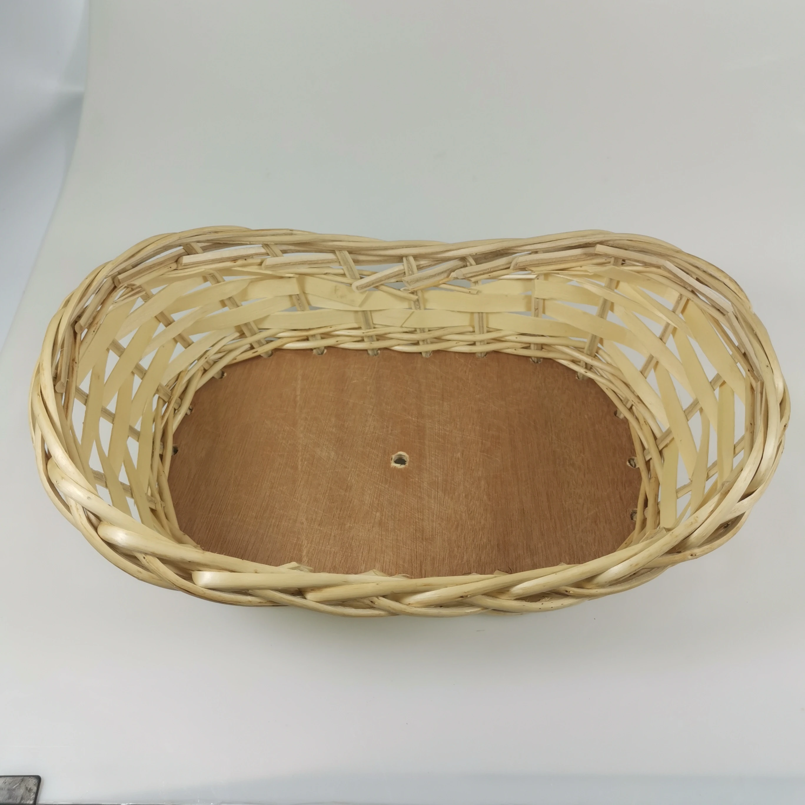 China Manufacturer Boat  Shape Willow Material Wicker Fruit Basket with Wood Base