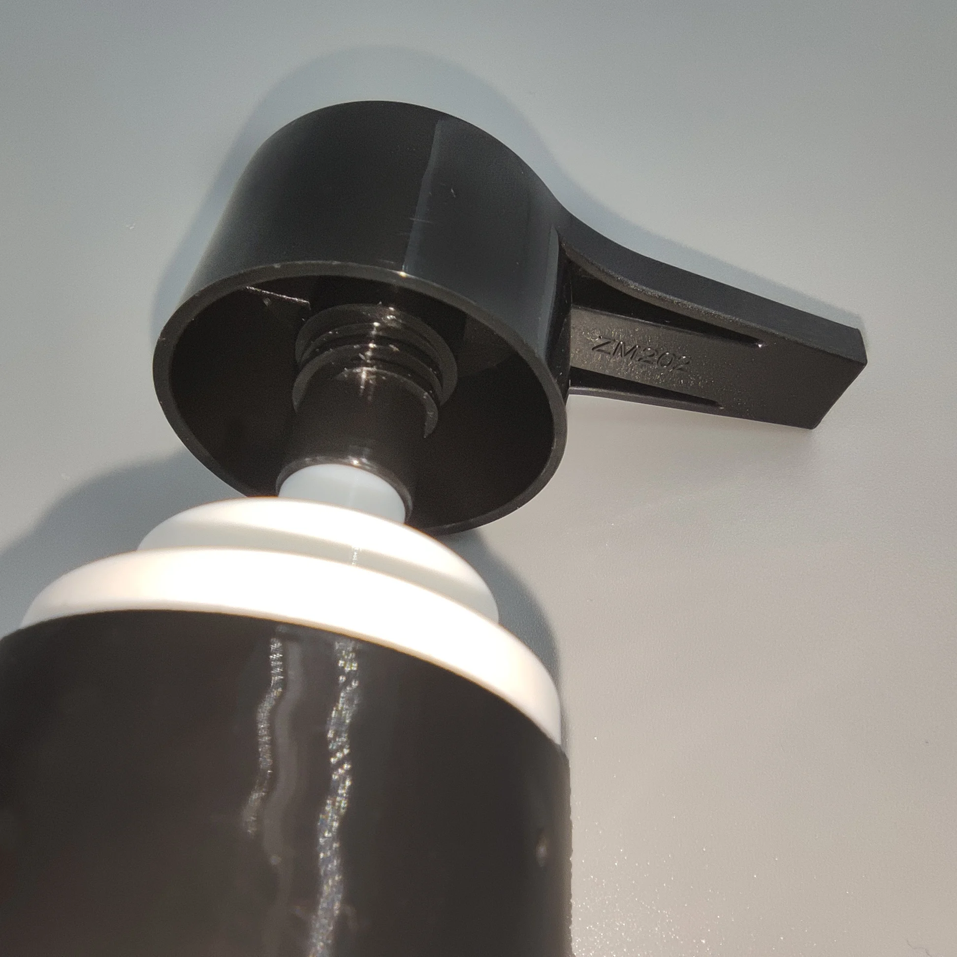 33mm Plastic Glass PP Cosmetic Containers with Lock down Pump cream for Lotion Tubes for Spring Season