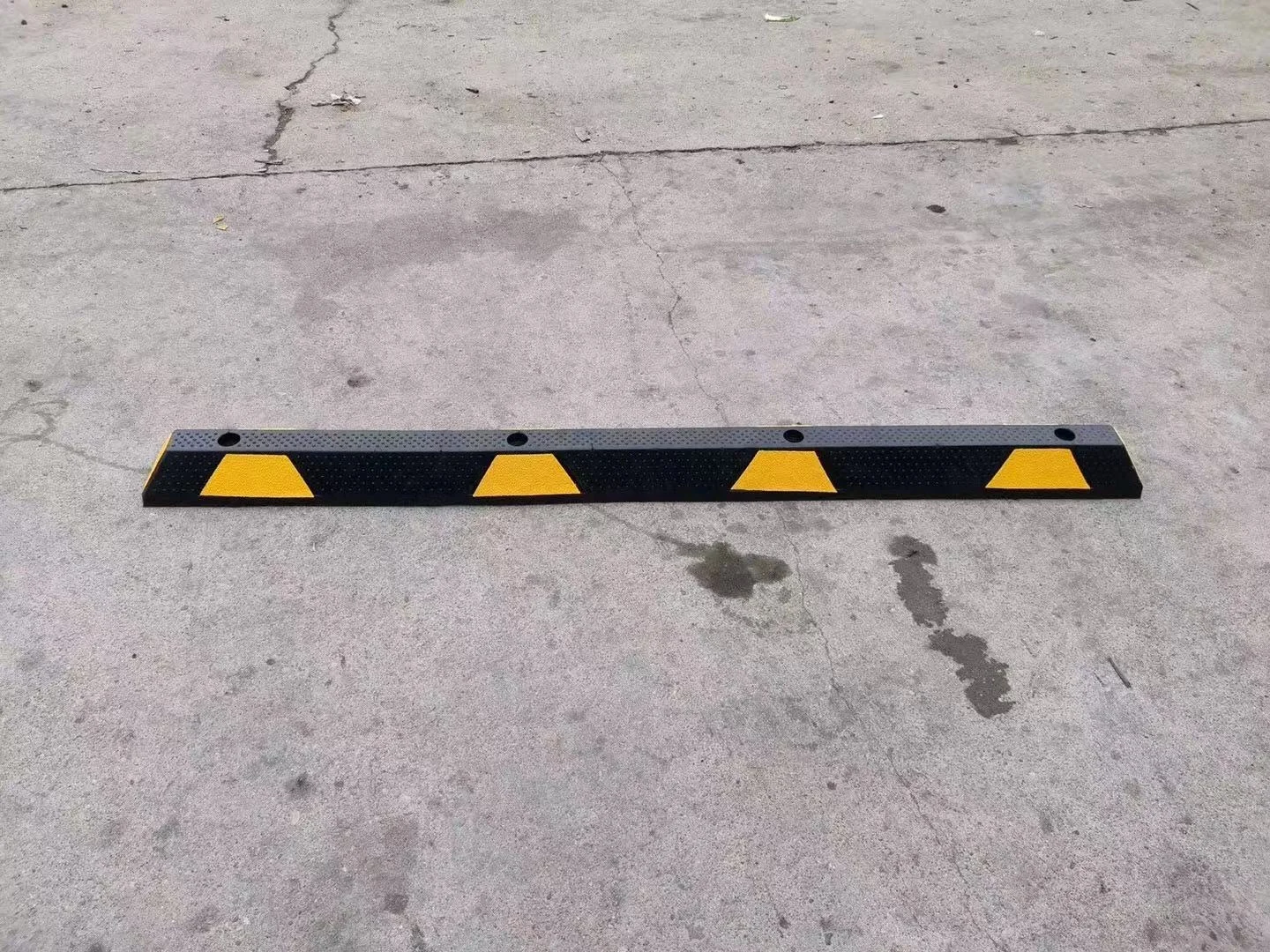 Visibility Parking Wheel Stoppers Striped Rubber Wheelstop Parking Blocks