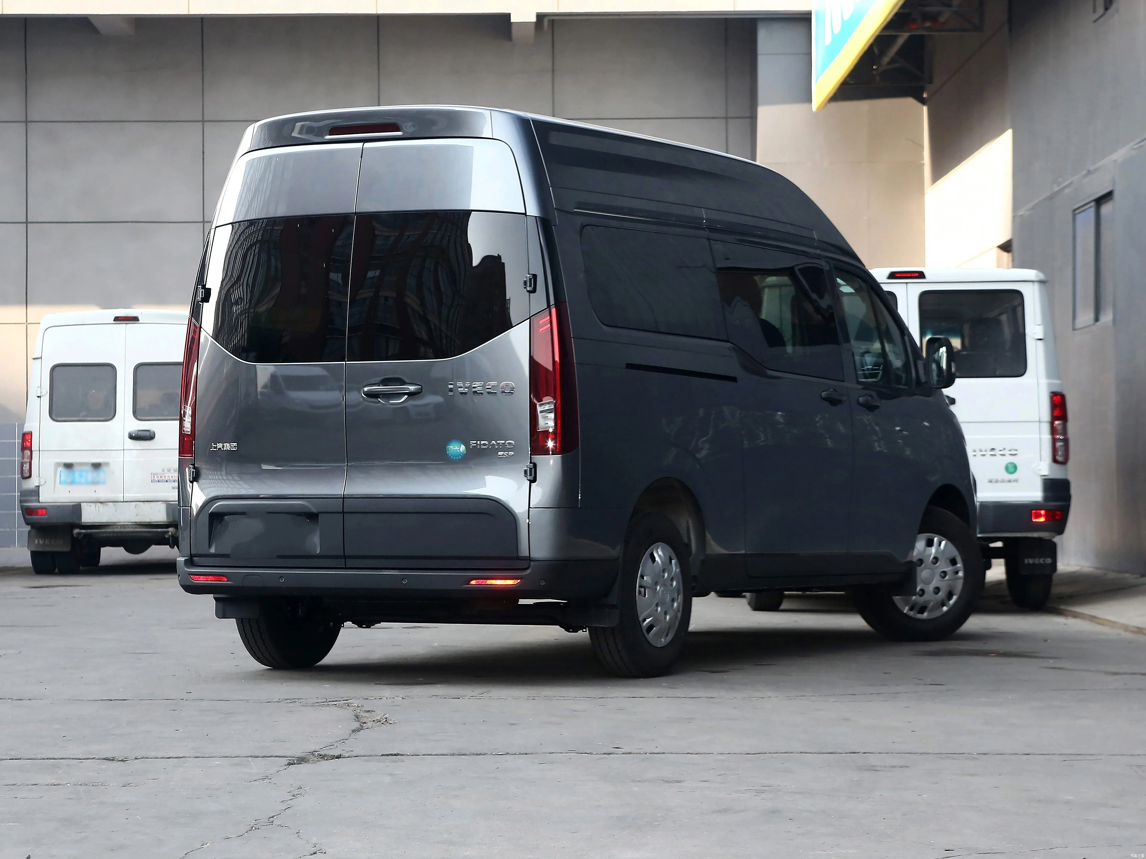 2024 2023 Iveco Juxing C33M пассажирский фургон 2 0 т 93 кВт ручная средняя ось крыша одношинный легкий