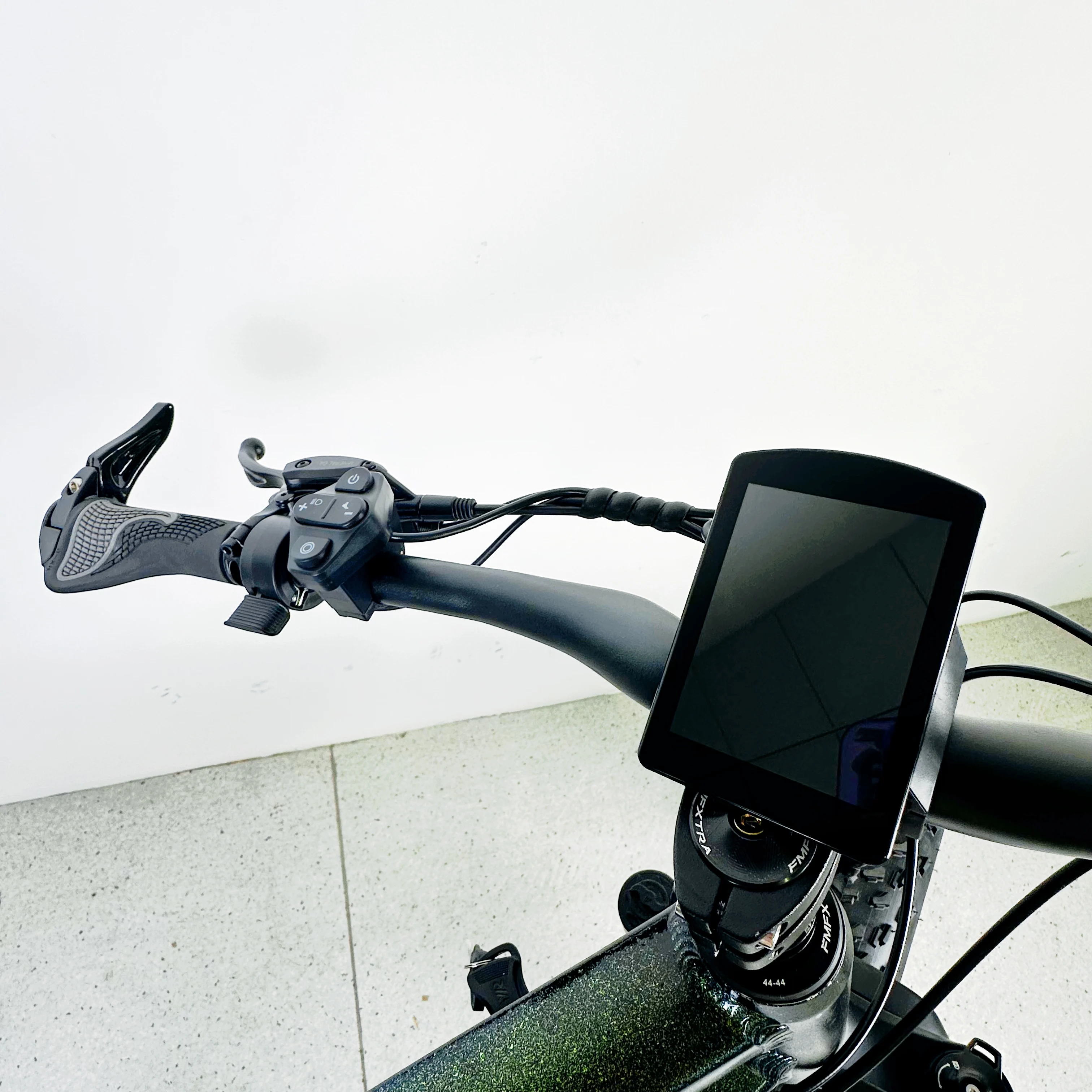 2024 26-Inch Fat Tire Electric Mountain Bike with 48V 10.4Ah Dual Lithium Batteries and 250W Hub Motor 7 Speed Sensor Type