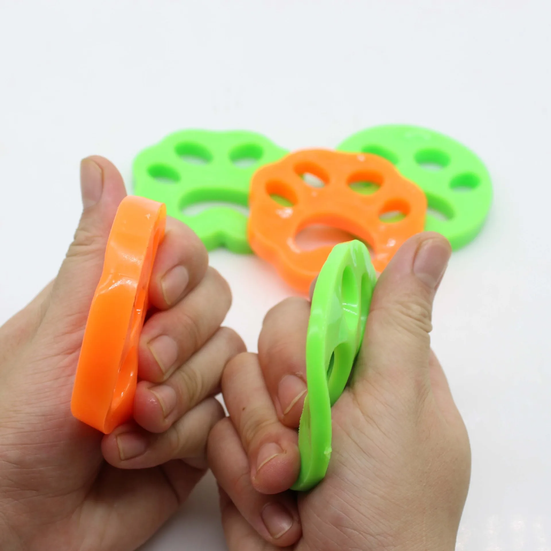 Juicepet Plastic Pet Hair Remover Double-Sided Paw Shape Sticky and Washable Cleans for Cats Lovely Pet Hair Collector