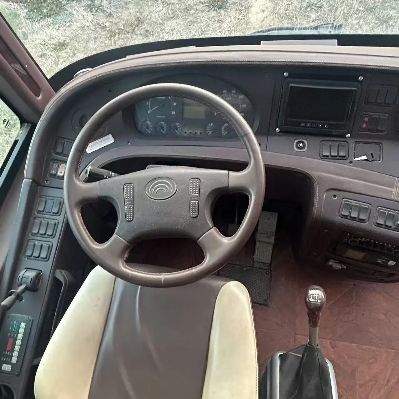 Chinese Factory Price yutong bus 2024 zk6138h diesel 51 yutong passenger bus 40-60 seat yutong bus for sale