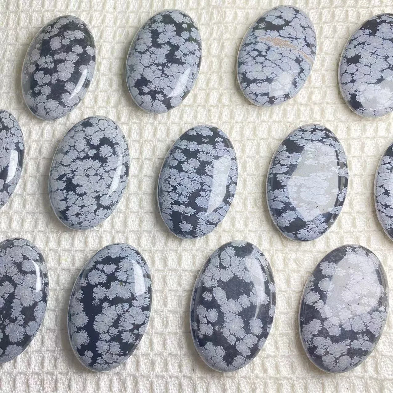 High Quality Standard Size Natural Snowflake Obsidian Polished Crystal Palm Stone Meditation Healing Relieve Stress