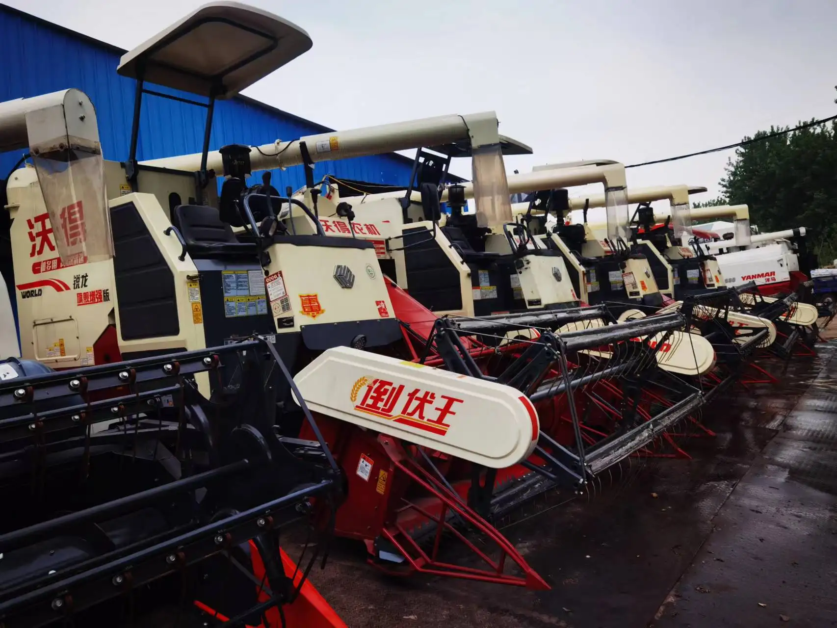 low price Chassis raised world  112HP rice and wheat combine harvester