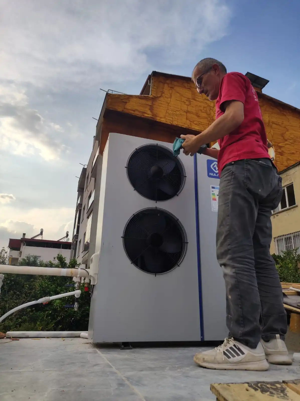 Heat Pump Supplier  8KW 12KW  R32 Inverter Air Source All In One Heat Pump Air to Water Heat Pump DC Inverter Heater