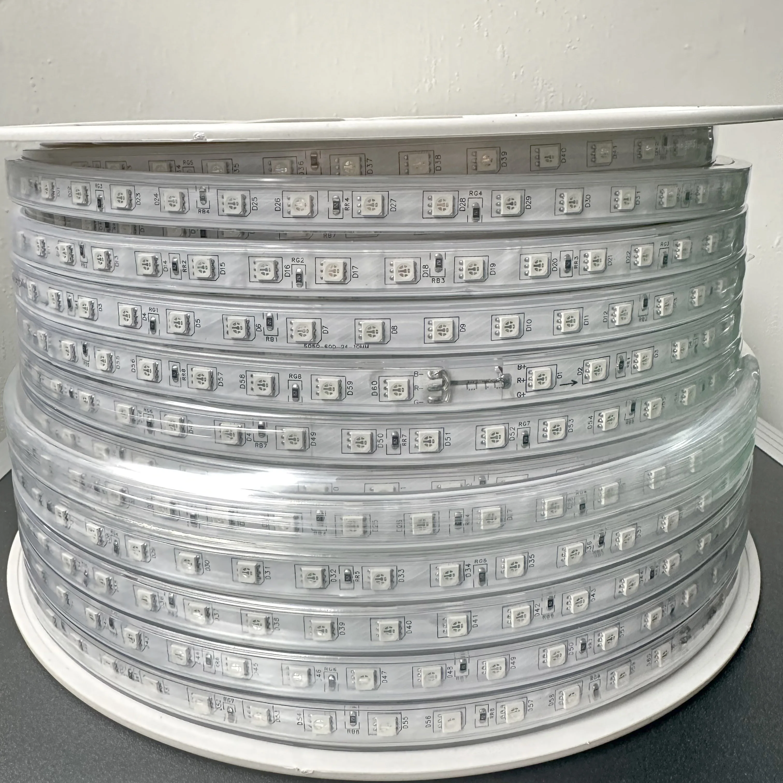 2025 светодиодное освещение Водонепроницаемый 110 В/220 В SMD5050 10 мм 16 цветов Пульт дистанционного управления RGB Светодиодные полосы света 100 м/рулон для домашнего декора