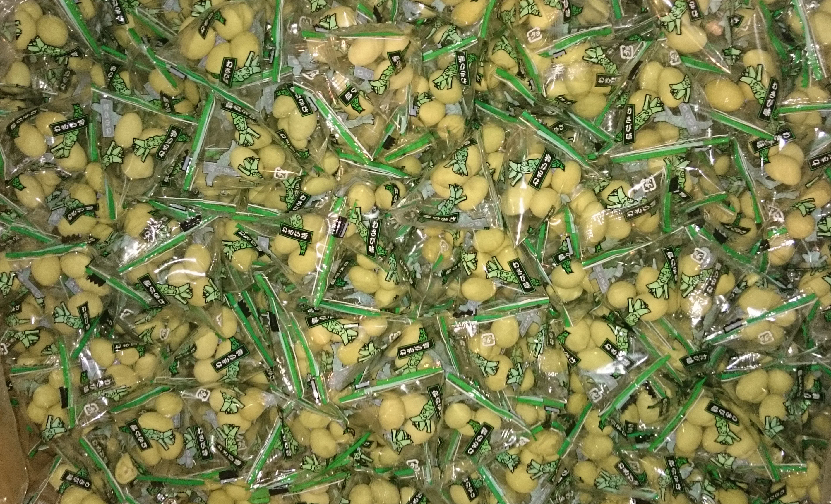 Popular pistachio nuts kernels mixed with wasabi dry snack food