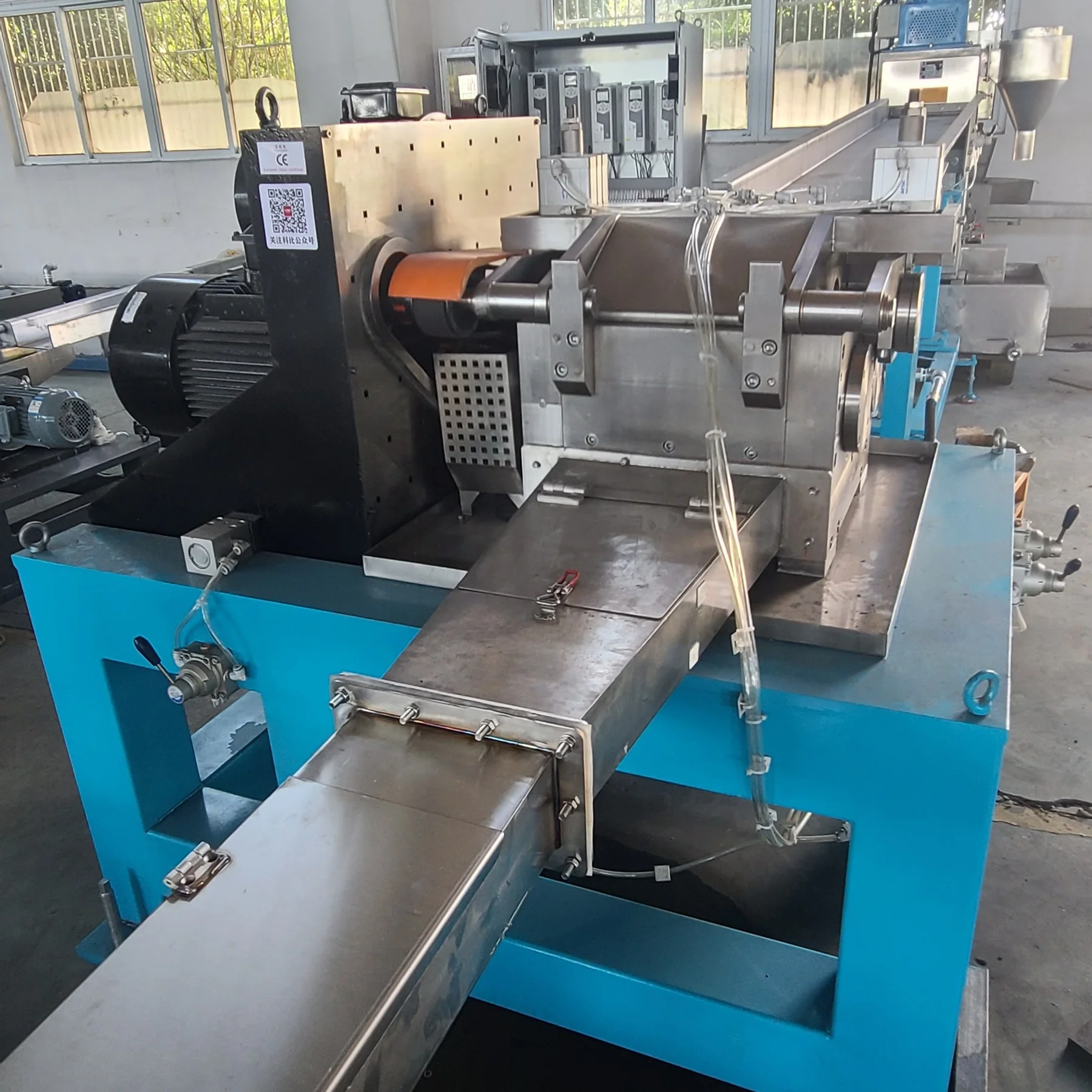 Переработка пластмассы от производителя, переработка и гранулирование отходов пластмассы для пластиковых бутылок, ПЭТ хлопья