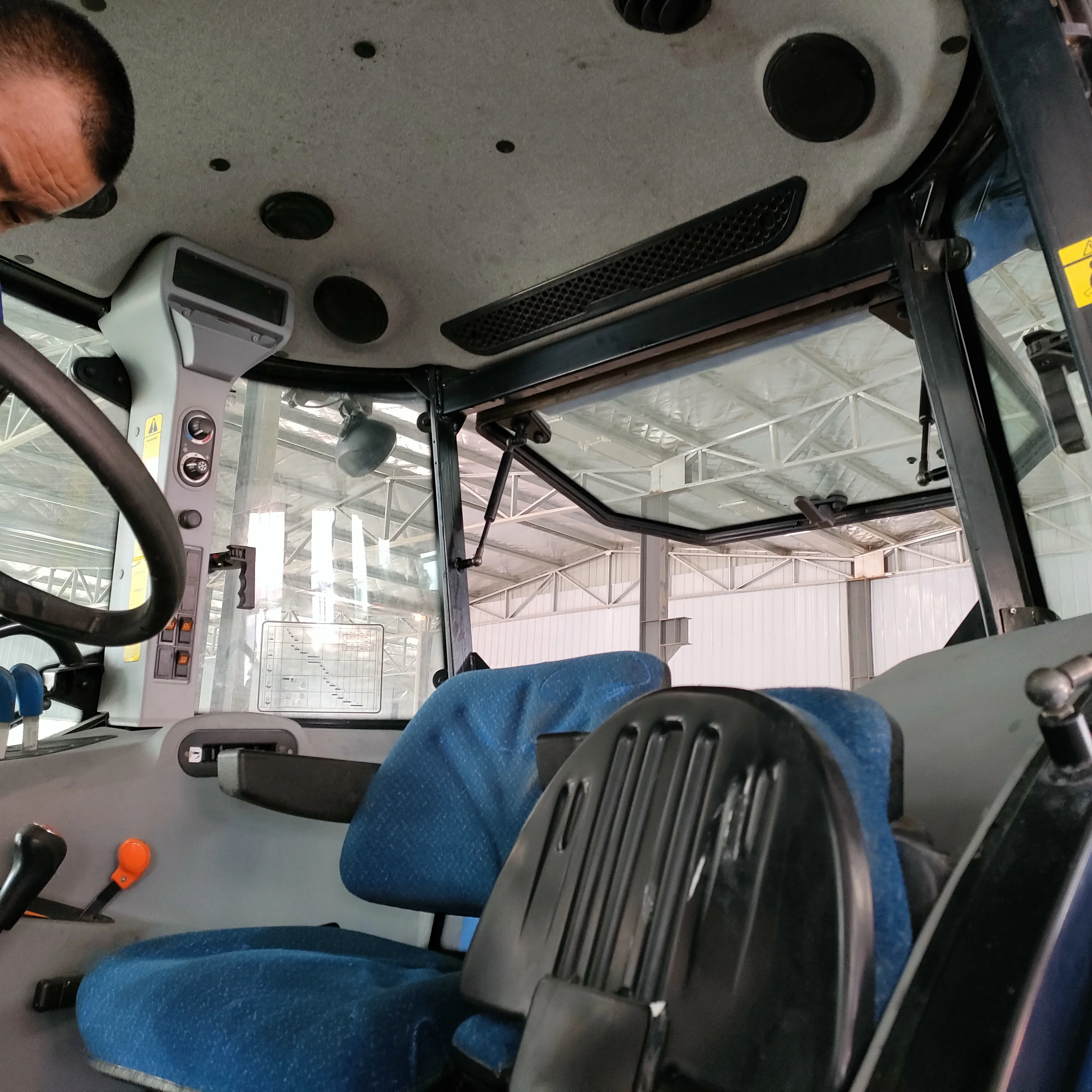 used/second hand & quality farm wheel tractors New Holland T1104 with cabin 4x4wd agricultural machinery cheap