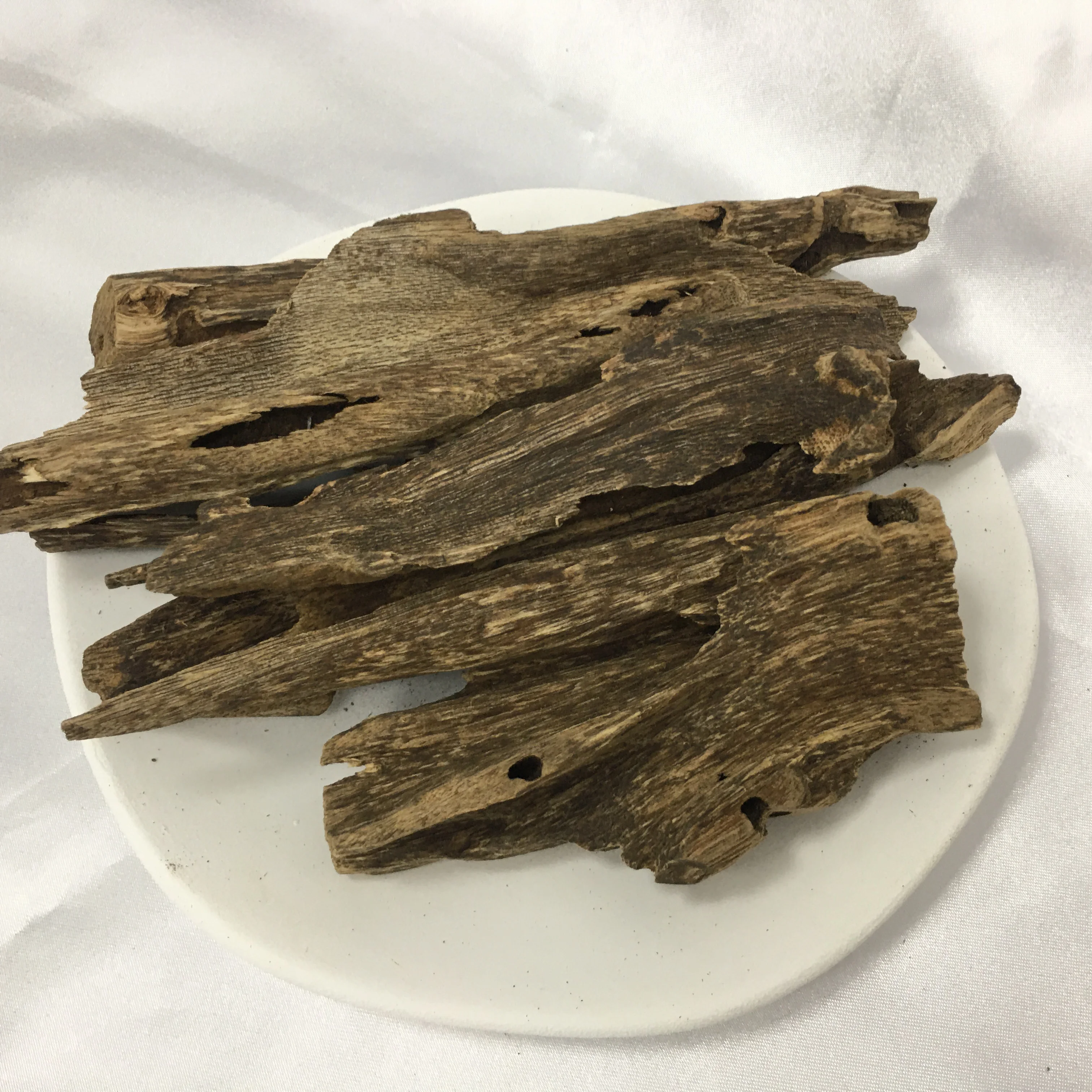 100% Natural High Quality ANT Oud Agarwood Chips Middle East Saudi Favorite aromatic Al Bakhoor Oud