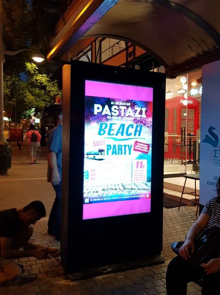 4K Outdoor TOTEM Sun readable standing bus station Digital Signage, 2500cd/m2 brightness