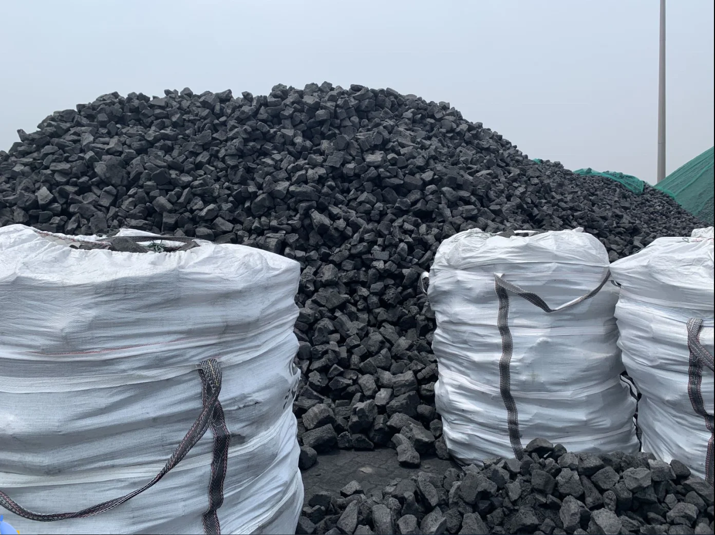 Coke refined from coal for metallurgy industry metallurgical coke 7300Kcal/kg low sulfur.Met coke material used in metallurgy