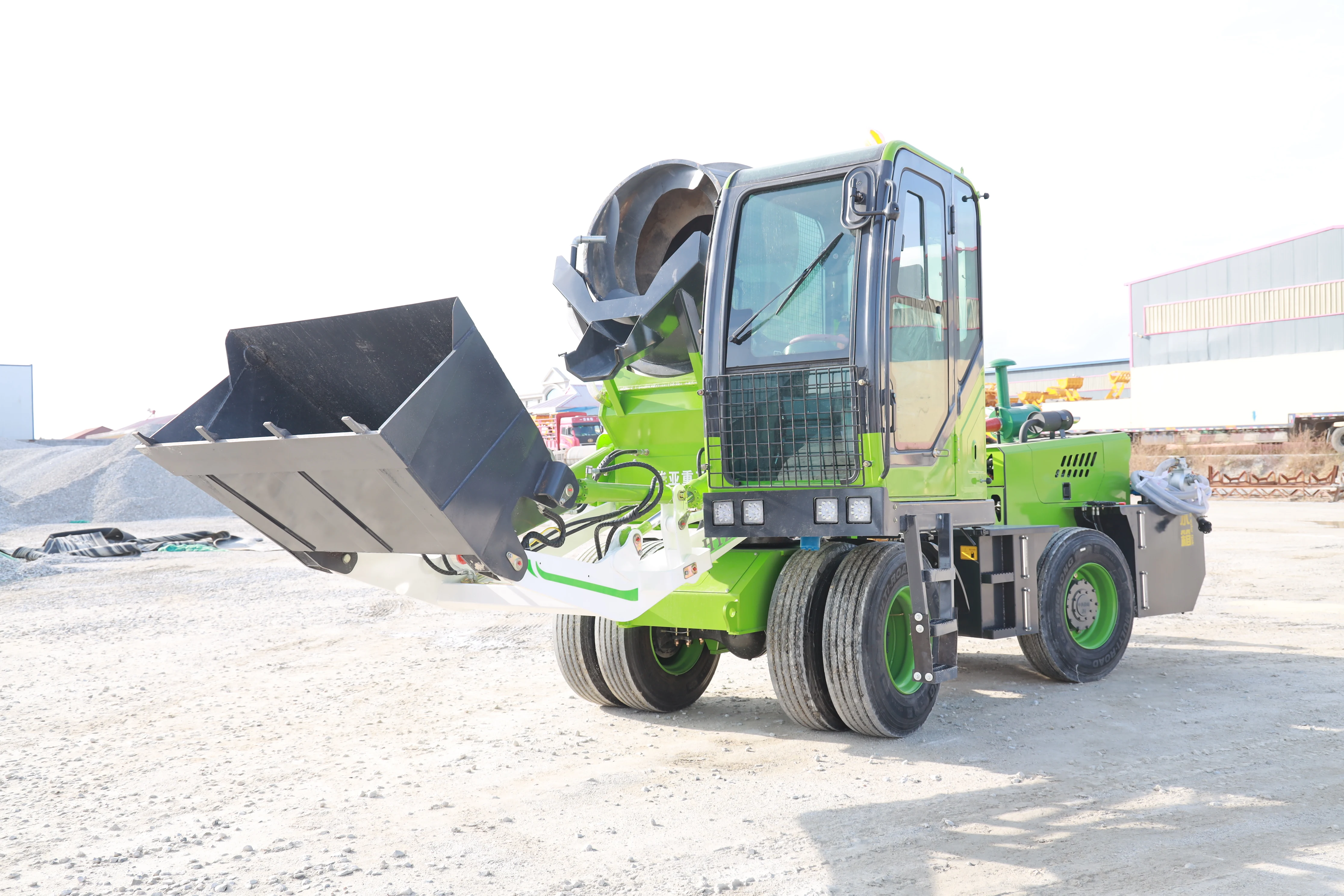 great automatic self feeding 3 cubic 3.5 cubic 4 cubic 6.5 cubic meter mobile cement concrete mixer with 270 degree rotation