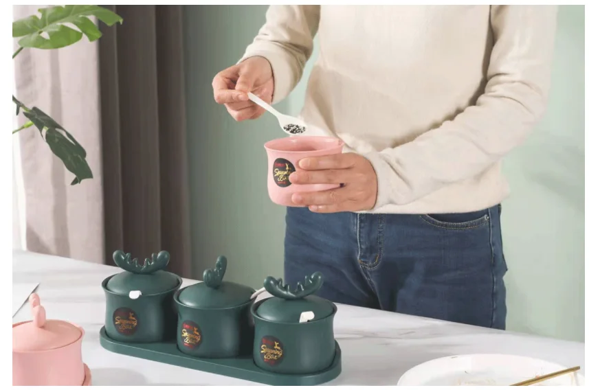 wholesales Kitchen Deer Design Plastic Spices jars Set with Lid and Spoon