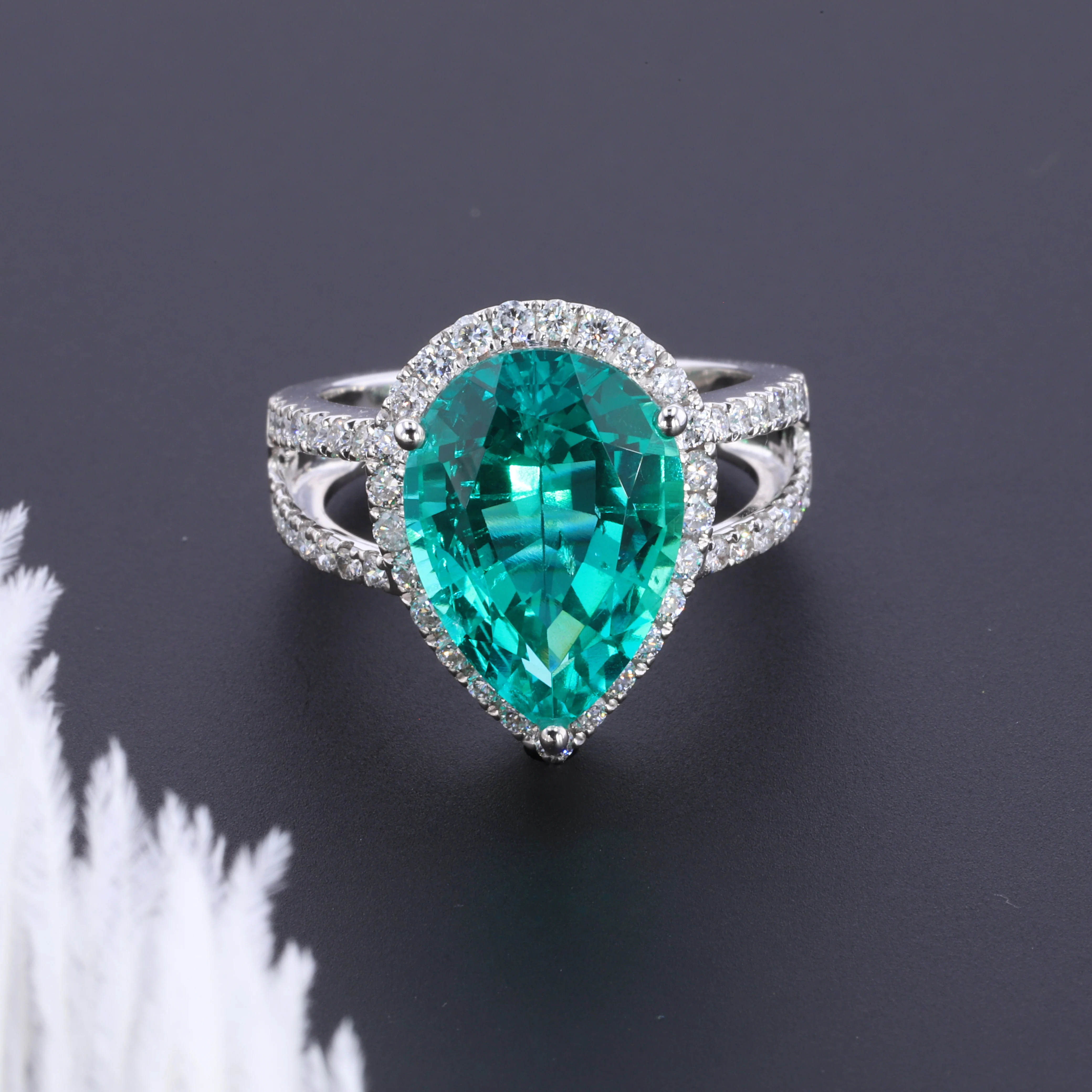 fashion women 18k 14k white gold ring with 10*14 pear shape emerald gemstone  with side lab diamond