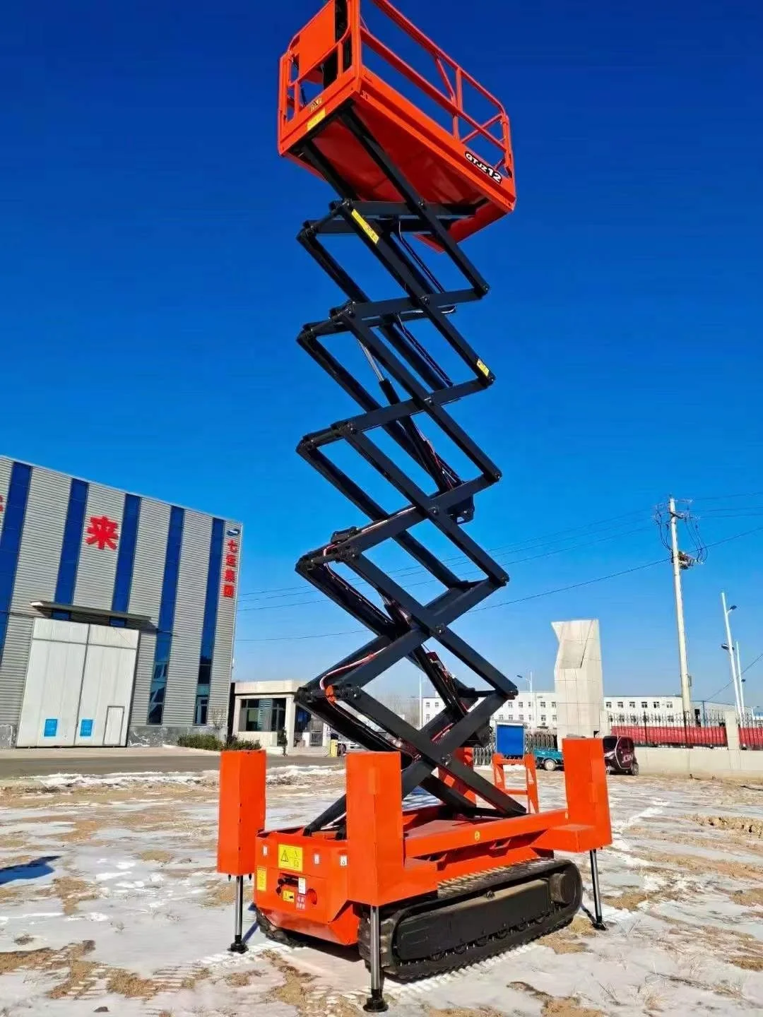 Самовыравнивающийся гусеничный ножничный подъемник Qiyun Kinglift платформа для мужчин 6 м (20 футов) с электроприводом