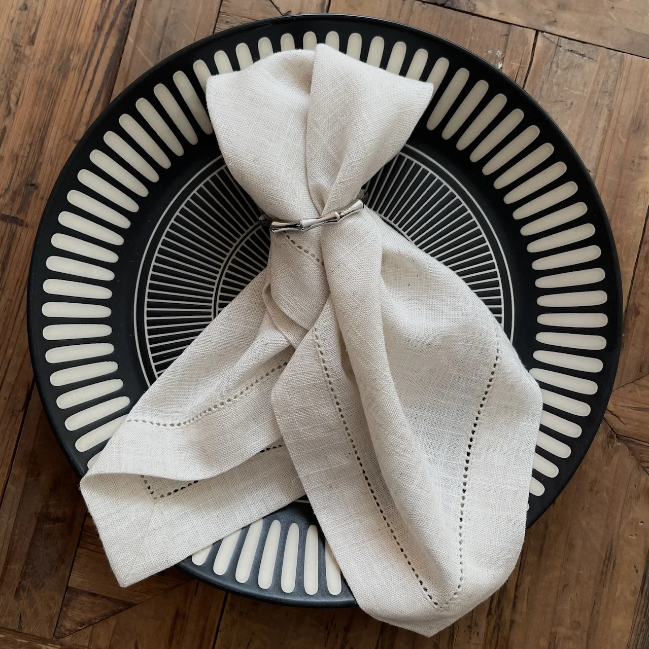 Elegant Europe Plain Dyed Linen Blend Hemstitched Mitered Corner Wide Edge Dinner Napkin for Home Restaurant Wedding and Hotel