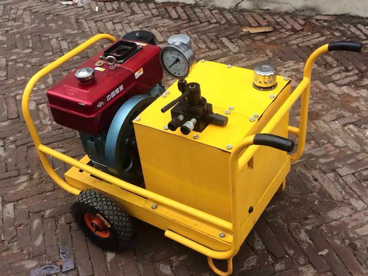 Rock and concrete splitter